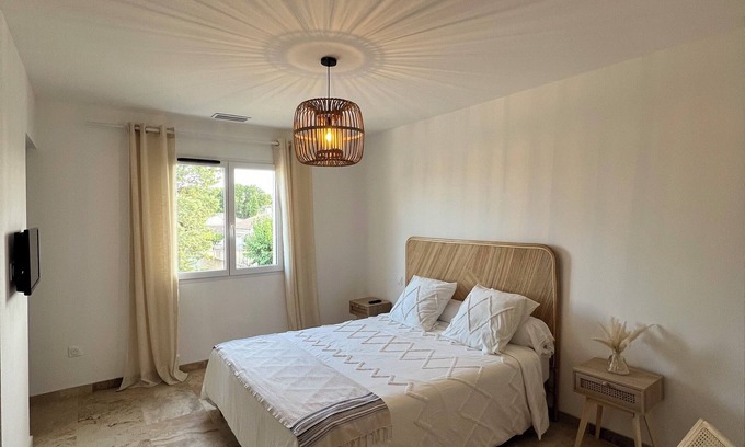 Morieres-les-Avignon Villa | Villa Sous l'Olivier de Provence. Modern, family-friendly, and close to Avignon.