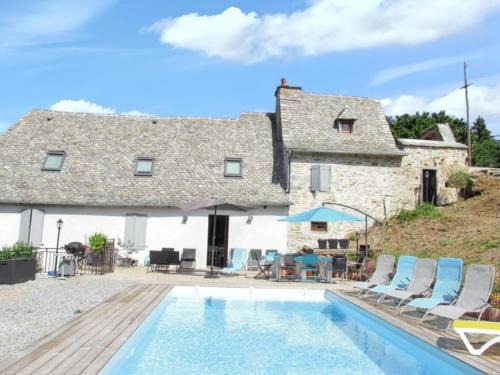 Vieillevie Villa | Villa spacieuse à Vieillevie avec piscine privée - 180 m²