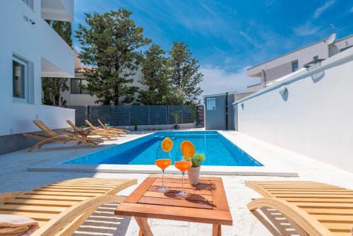 Zrce Apartment | Villa Star 2 a centrally located ap. with a pool