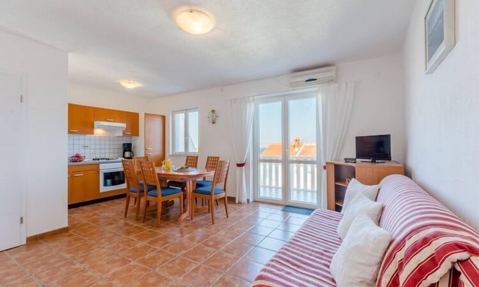 Splitska Apartment | Villa Stella - Two Bedroom Apartment with Balcony and Sea View (Carla)