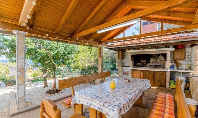 Splitska Apartment | Villa Stella - Two Bedroom Apartment with Balcony and Sea View (Marilena)