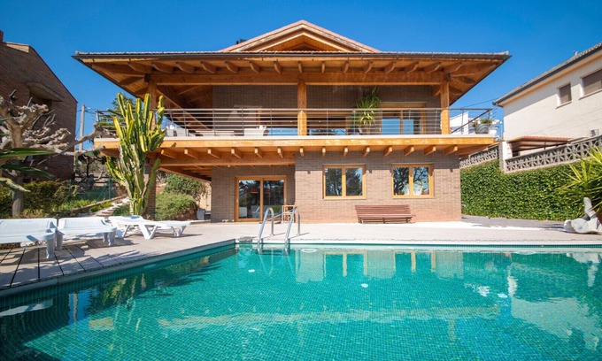 Torrelles de Llobregat Villa | Villa Torrelles: Pool and views 20min to Barcelona