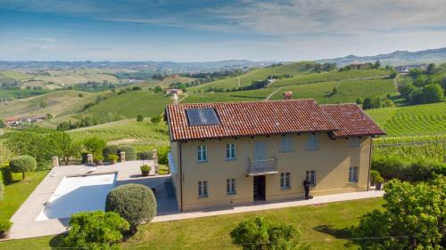 Castiglione Falletto Villa | Villa Tesoro, Langhe Barolo
