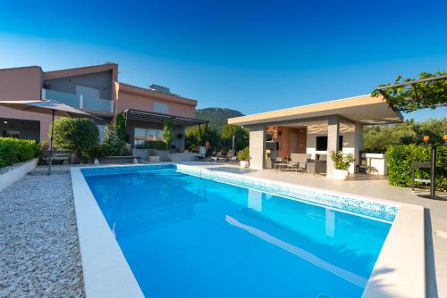 Kastel Stari Villa | Villa Toni with 5 bedrooms and heated pool