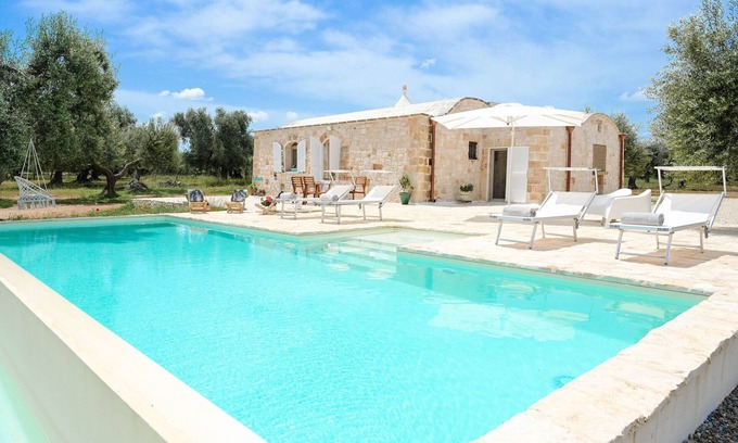 Villa Castelli Villa | Villa 'Trullo Delori with Infinity Pool' with Private Pool, Wi-Fi and Air Conditioning