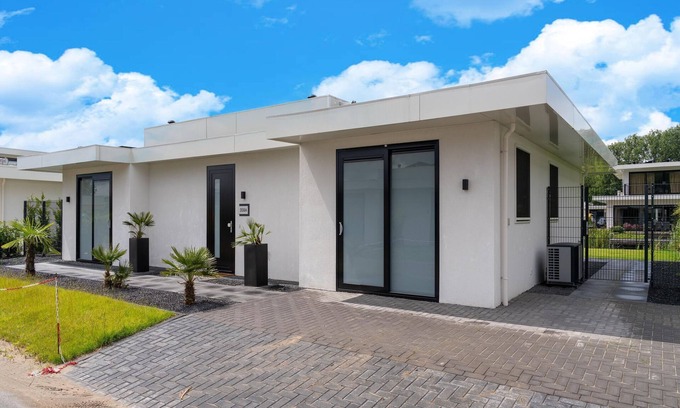 Zeewolde Villa | Villa with covered terrace and jetty on the water