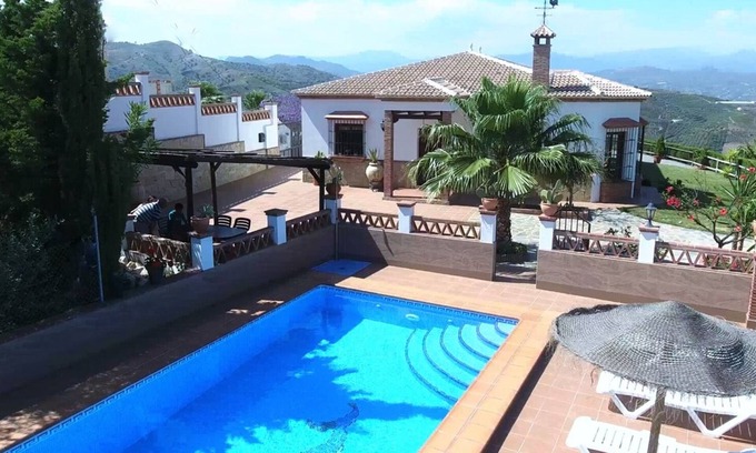 Iznate Villa | Villa with garden, swimming pool, Air Conditioning, WIFI, beautiful views.