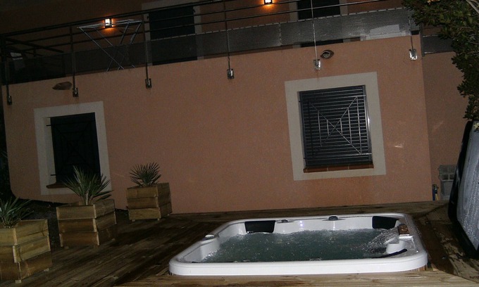 Coti-Chiavari Villa | VILLA WITH JACUZZI AND STUDIO. FOR 10 PEOPLE NEAR Wed.