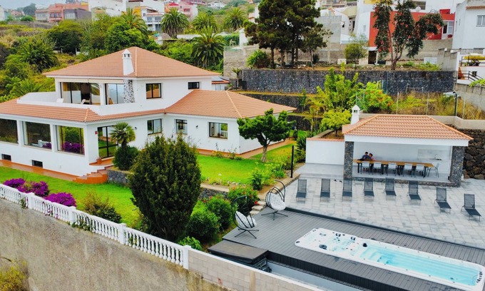 Montijos Villa | Villa with spa facilities(sauna, floating tank)&outdoor heated jacuzzi with BBQ