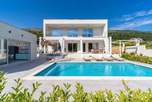 Tugare Villa | Villa Zen with 4 bedrooms, private 32 sqm pool, summer kitchen, 7 km from the beach