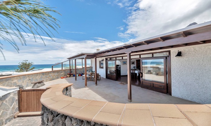 Urbanizacion Famara House | 'Villalmar' with Sea View, Private Pool and Wi-Fi