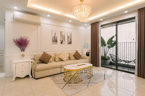 Trung Hoa Nhan Chinh Apartment | Vinhomes D'Capitale 2-bed apartment with Sunset view
