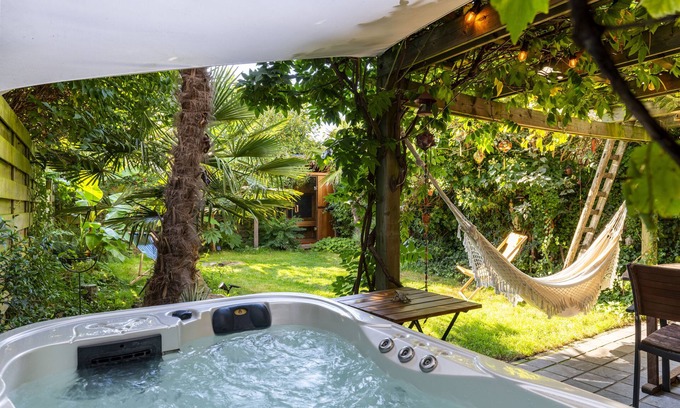 Ghent House | Vintage and botanical house with hot tub, sauna and bikes