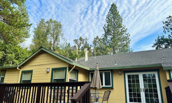 Murphys House | Vintage Comfort in Downtown Murphys with Hot Tub! Easy Walk to Main Street