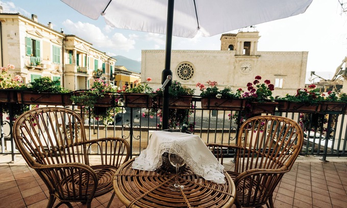 Sulmona Apartment | Vintage-retro style Venus and Adonis apartment