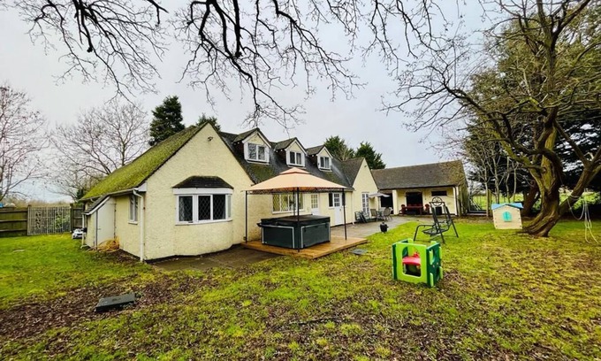 Fifield House | Vintage style Lodge In Windsor! Sleeps 15! Hot Tub!