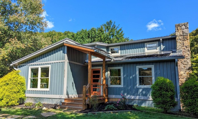 Canton House | Vision House: Mountain Views | Family-Friendly & Dog-Friendly | Airy Atmosphere