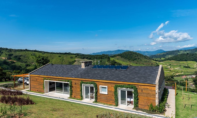 Campos do Jordao Cottage | Vista Deslumbrante e Alto Padrão com 4 Suites, Piscina Aquecida e Sauna