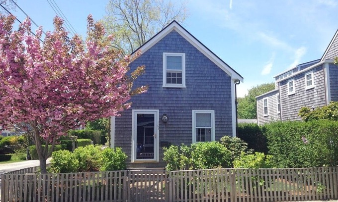 Nantucket Town Cottage | "Vitamin Sea" - Beautiful cottage in downtown Nantucket with off-street parking!