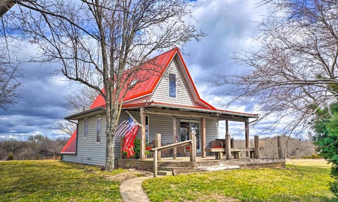 Towanda House | Vivid Cedar Ridge Cabin about 23 Miles to Wichita!