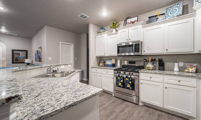 Lubbock House | Vivid Villa - 3BR/3BA - Colorful and Cozy