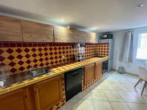 Riez Apartment | Vous viendrez vivre ici , 3 pièces châtaignier garage à moto