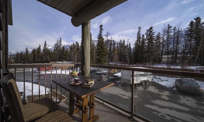 Cougar Creek Apartment | W216- heated parkade, BBQ, AC, FreeParking, Gym