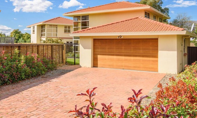 Lowburn Cottage | Waenga Wonder - Cromwell Holiday Home