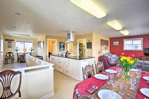 Waldport House | Waldport Townhome with Dog Run on Alsea Bay!