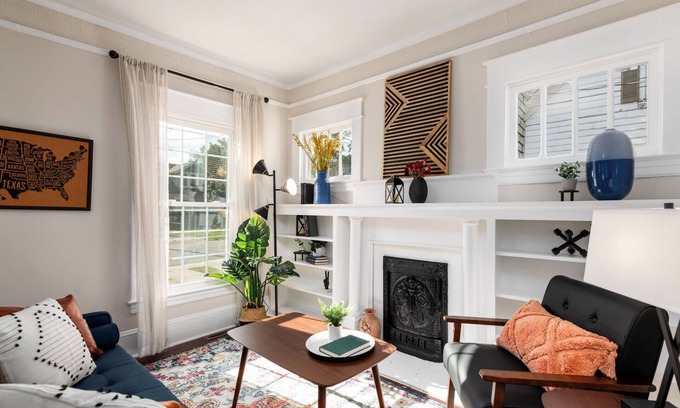 High Point House | 💎 Walk Downtown, 4min HPU, FENCED YARD, SMART TVs 💎