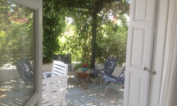 Kastraki Villa | Walk to Alyko beach, beautiful garden and peaceful setting.