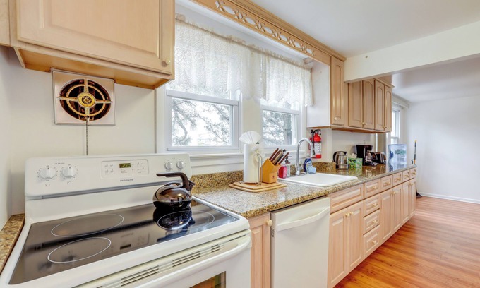 Surf City Apartment | Walk to Bay & Ocean: Pet-friendly Surf City Apt