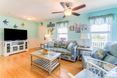 Surf City Apartment | Walk to Beach and Pier Quiet Retreat in Surf City
