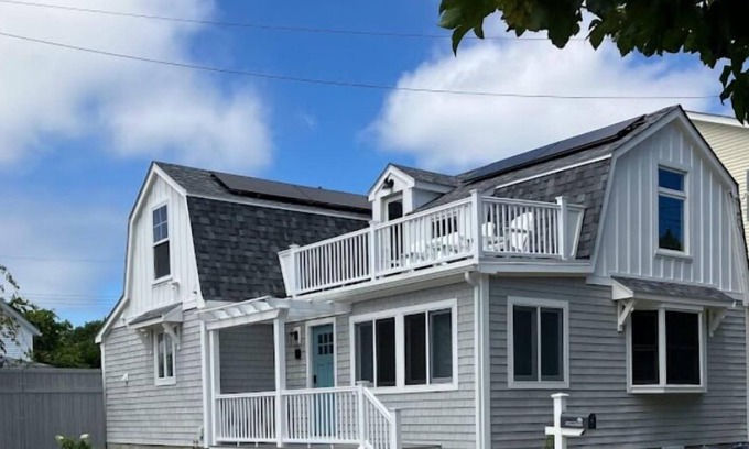 Portsmouth House | Walk to beach from newly remodeled modern and cozy beach cottage