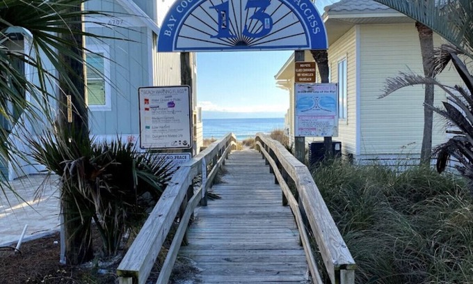 Holiday Beach House | Walk to Beach! Zero Gravity Massage Chair!