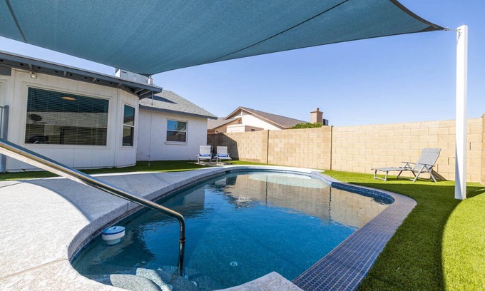 La Buena Vida House | Walk to Cardinals Stadium -Heated Pool-Pool Table