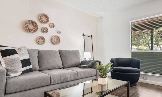 Hyde Park Apartment | Walk to Everything - Fun Hyde Park Space King Bed
