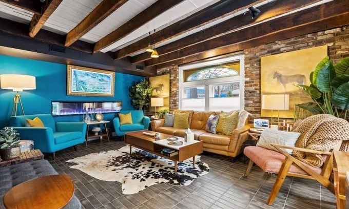 West Suburb House | Walk to Gatton Park, Distillery District & Rupp Arena, Historic Carriage House