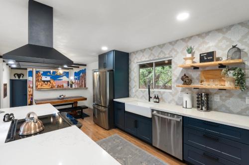 Williams House | Walk to GC Train Depot and Route 66, king beds, game room, BBQ, firepit