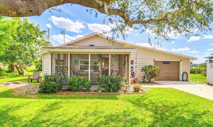 Lorida House | Walk to Lake Istokpoga: Lorida Home w/Boat Dock