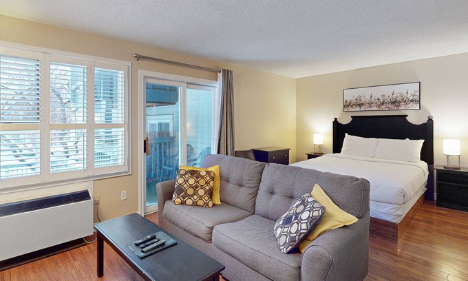 Craigleith Apartment | Walk to lifts Updated studio w/fireplace & shared pool & tennis