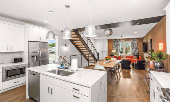Eighth Avenue House | Walk to Music, Food, Comedy - VIBE at 8th & Argyle