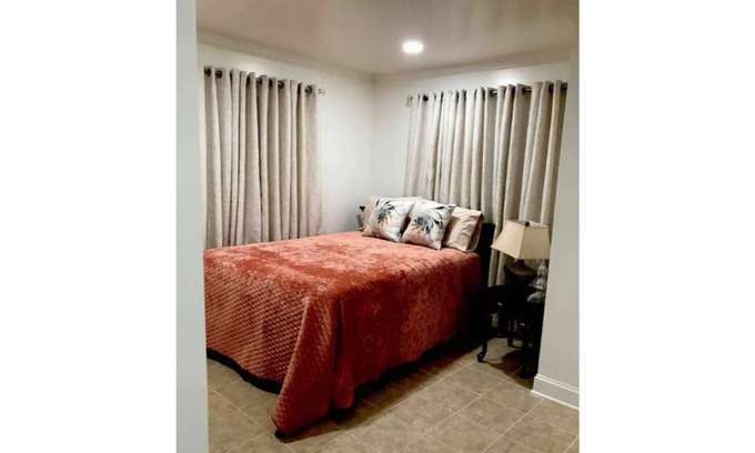 East Norwalk House | Walk To NYC Train /Separate Entrance