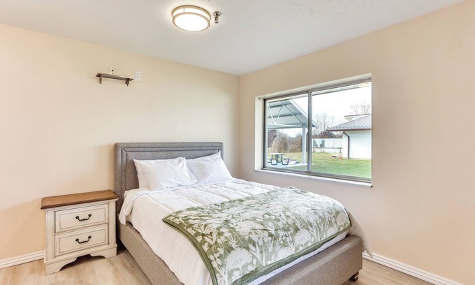 Oakland City Apartment | Walk to OCU, Golf: Updated Oakland City Studio!