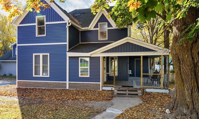 Honor House | Walk to Platt River, Game Room, Hot Tub,Indoor Pickleball, Kayaks, Bikes, Arcade