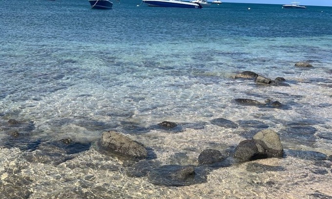 Oualie Bay Apartment | Walk to the beautiful Oualie Beach from this Beach Front Apartment