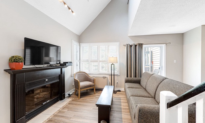 Craigleith House | Walk to the Lift Renovated Loft w/Free WiFi, Shared Pool, & Tennis