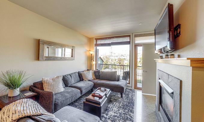 Chelan Condo | Walk to the Lake: Chelan Condo w/Mtn Views!