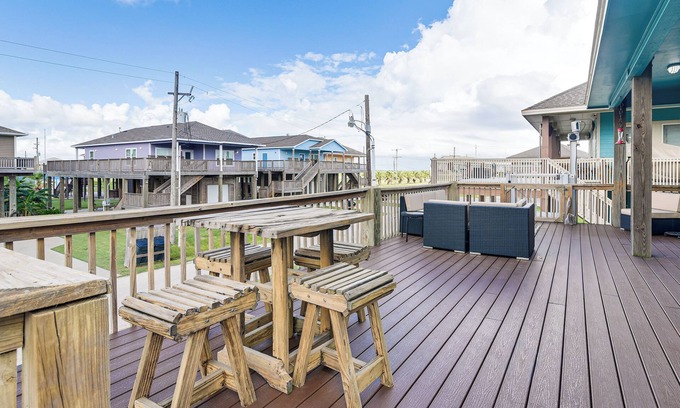 Crystal Beach House | Walk to the Ocean: Family Retreat in Crystal Beach