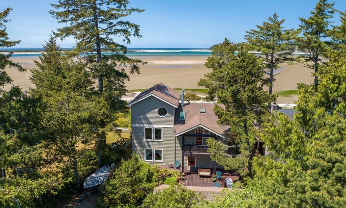 Lincoln City House | Walk to the sand and enjoy incredible views from this beach front home!